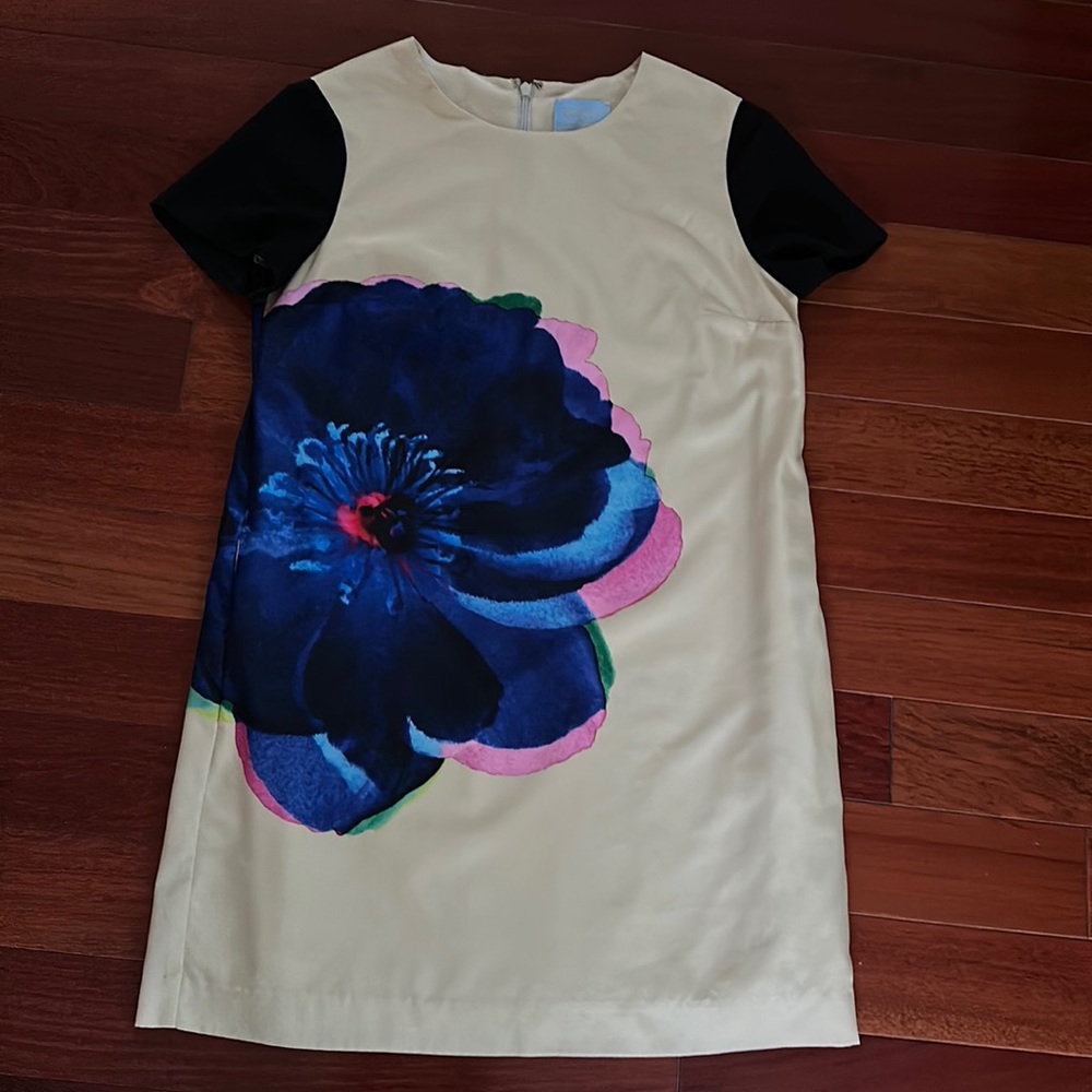 Floral print short sleeve dress. Size 0. Like brand new. Fully lined.